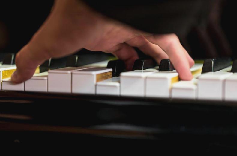 Instrument klawiszowy – jaki wybrać na początek?